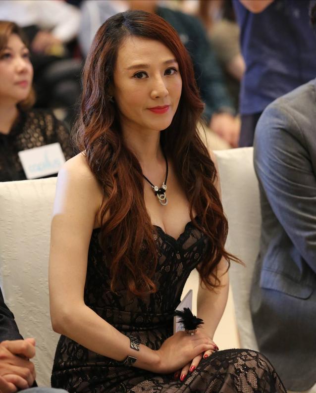 她7岁从天津到香港，是TVB“*用御***妇情**”，有小鲜肉追钱都花给父母