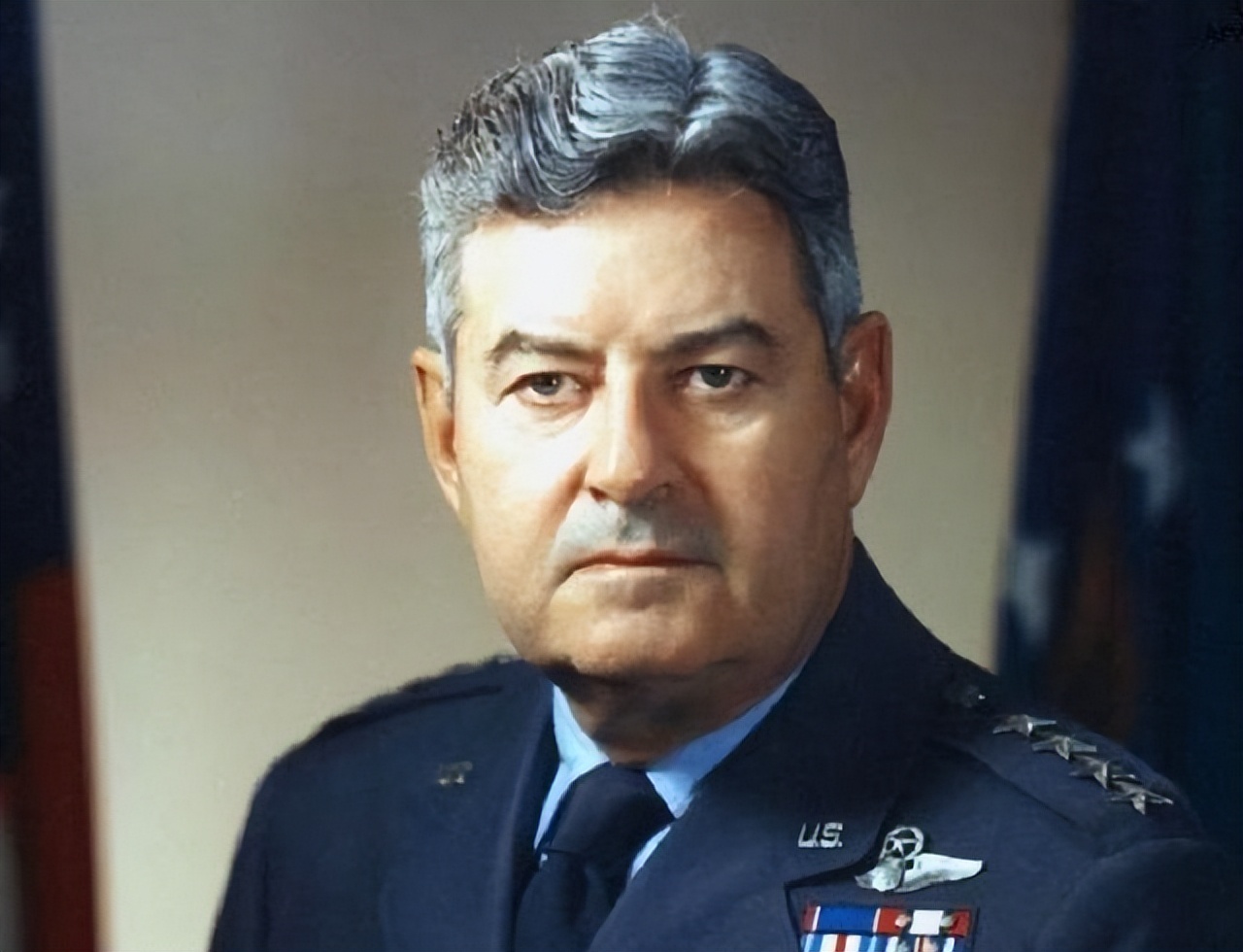 李梅轰炸日本全过程,当时是谁派李梅轰炸日本