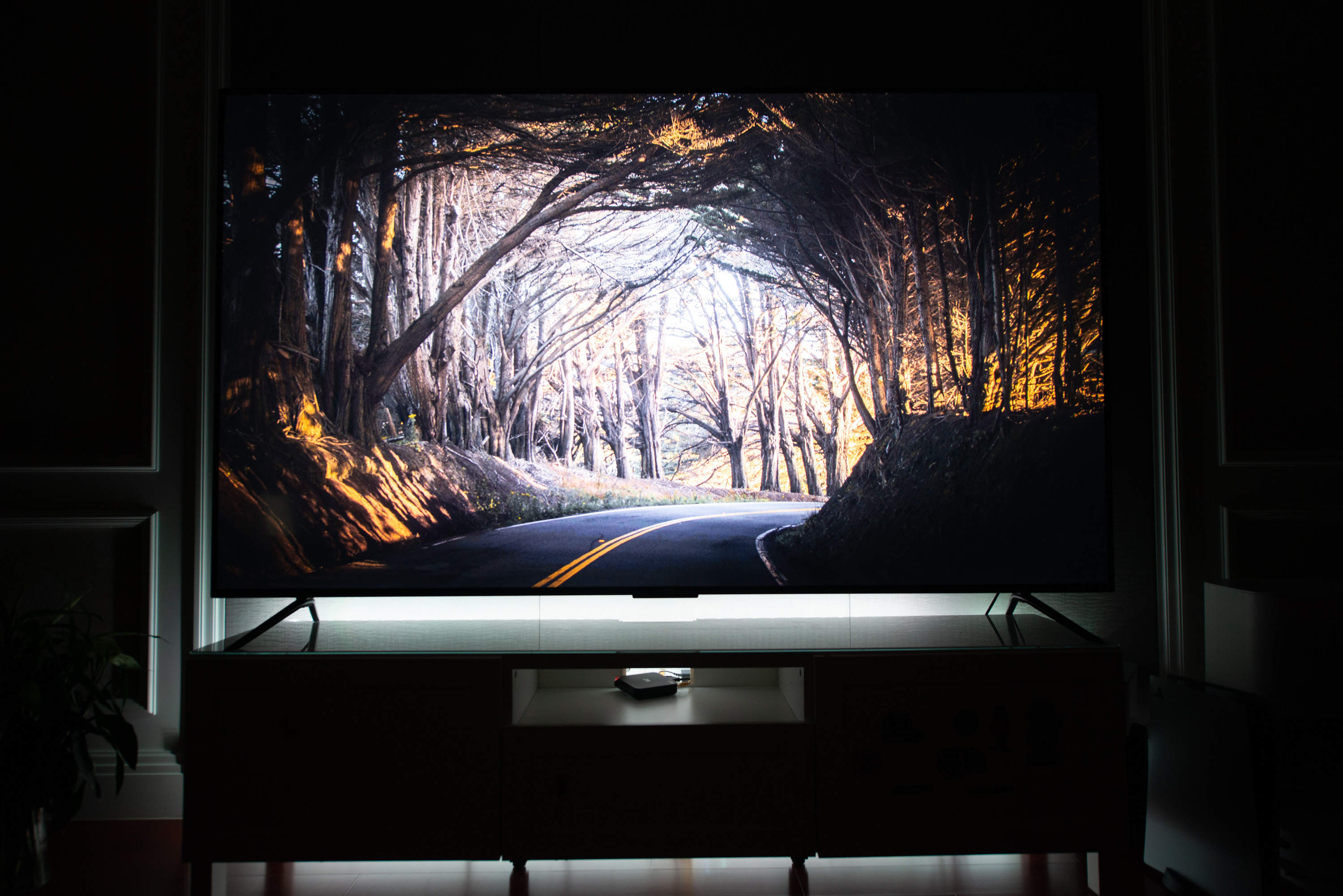 家里电视碎屏了,才让我有机会做了两台7k价位85英寸电视机横评