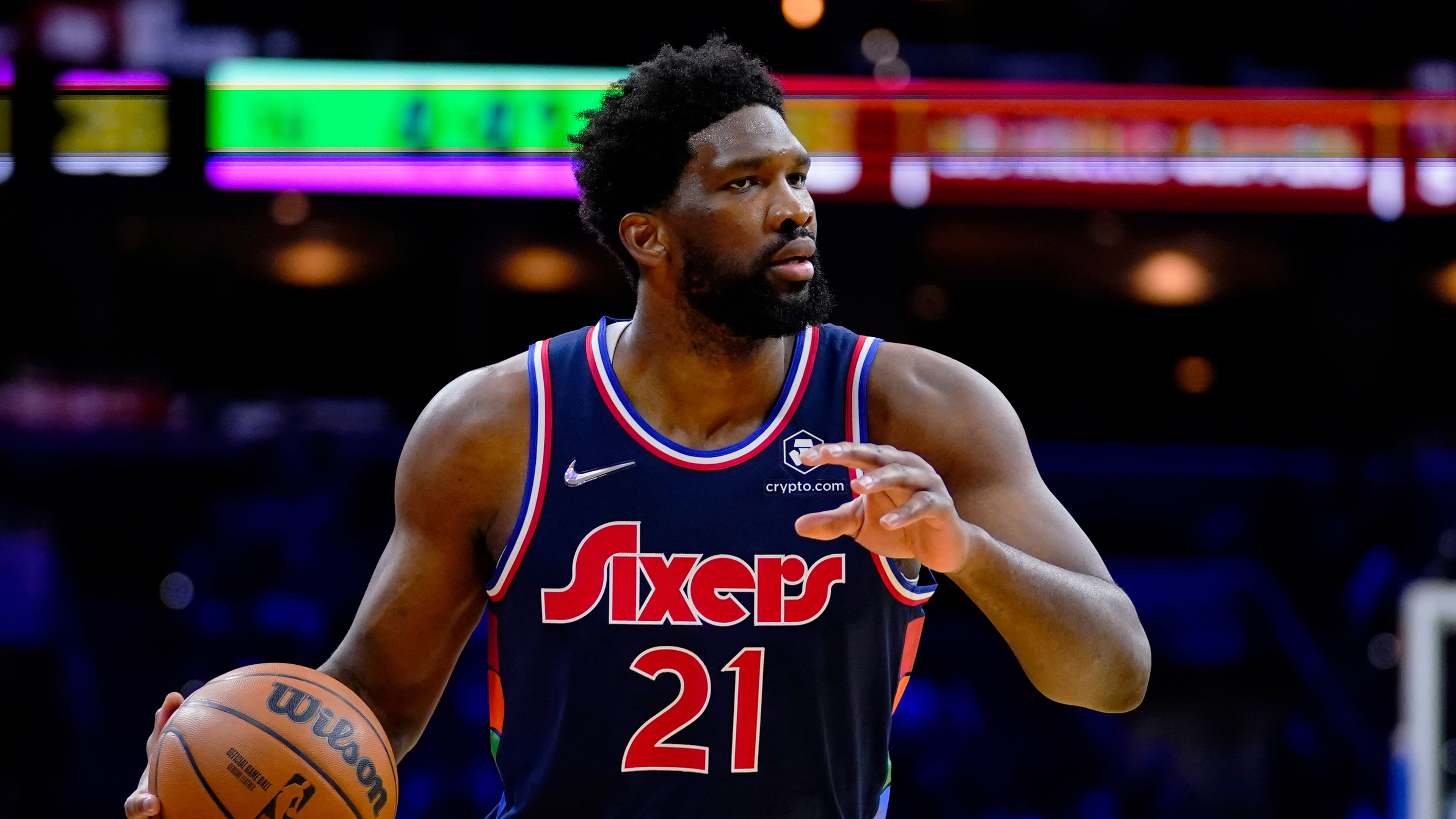 谁是现役第一中锋？美媒对比约基奇恩比德，大帝3大项不如约基奇