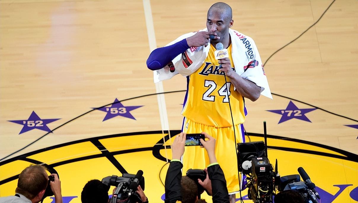 传奇加冕之夜难掩输卡位战遗憾，詹姆斯赛后采访暗示有离队可能？