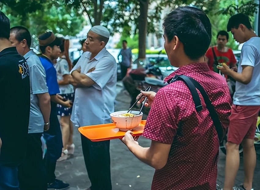 兰州牛肉面一碗有多少面,兰州牛肉面标准几两面