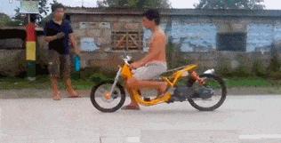 “旁边女生裤兜里的东西要掉了，该怎么提醒她呢？”哈哈哈哈哈