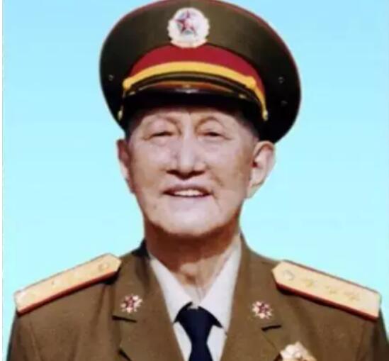 洪学智回忆军服衬领样式彭德怀和陈毅意见不同，最后毛*东泽**做决定