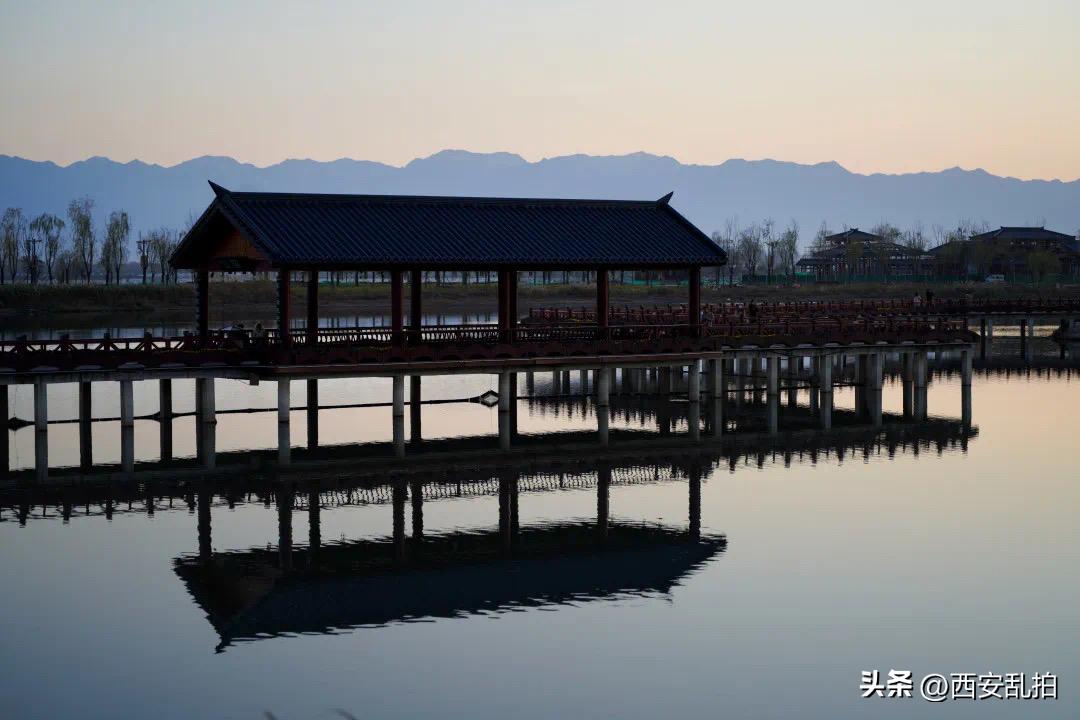 西安有一处最大的湿地公园湖，景色美环境好可划船孩子们的游乐园
