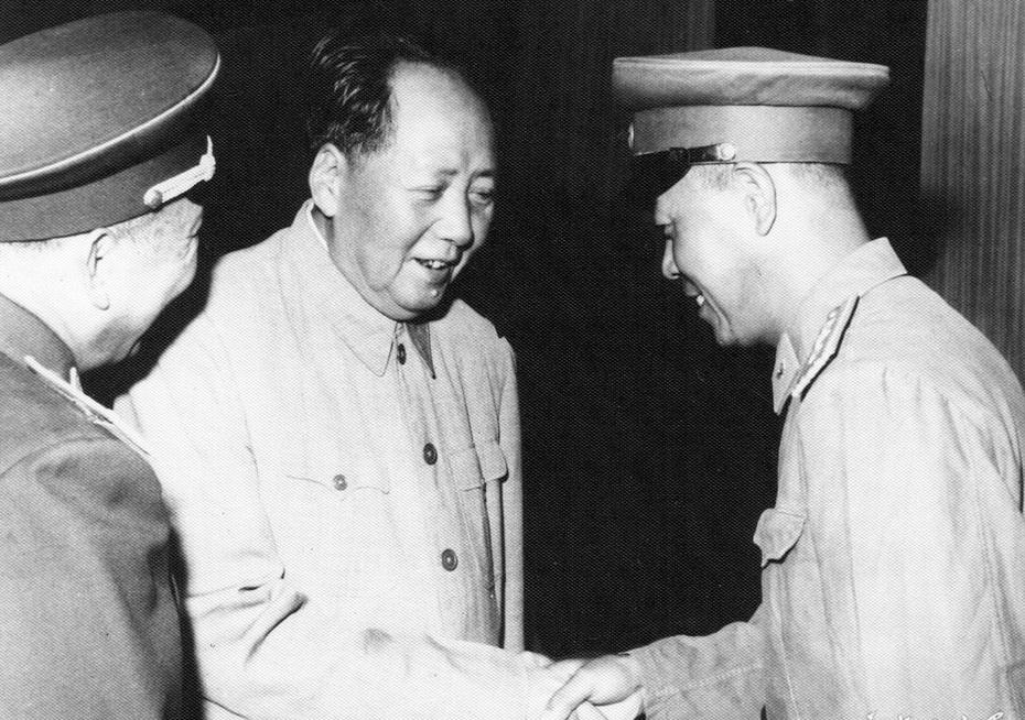 1962年,毛主席见到导弹部队的英雄岳振华,连说了三次“打得好”