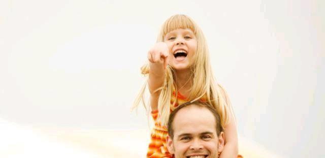 女儿洗澡被爸爸撞见，爸爸觉得无所谓，我们是怎么看待此问题呢？