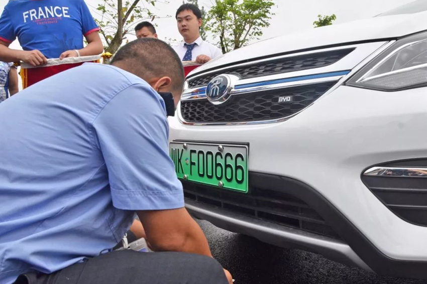 没买车的恭喜了！买新车迎来3项新政策，车辆上牌免居住证了