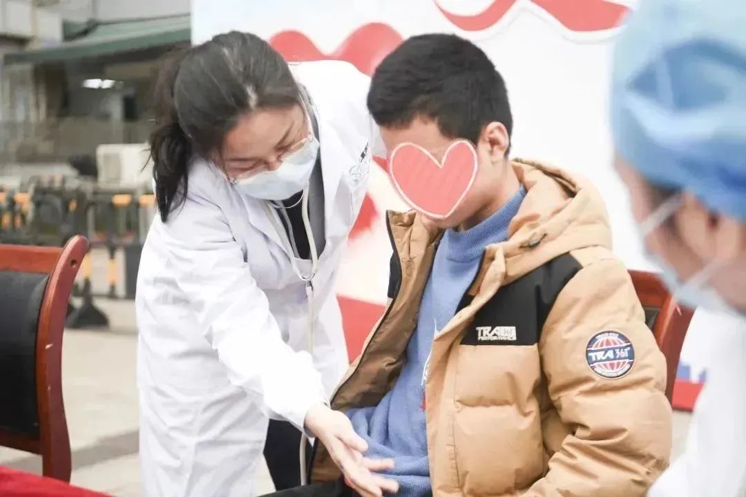 2月8、9日，重医儿院院长李秋率队到宜宾一医院开展免费诊疗活动