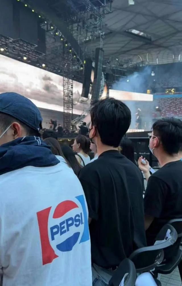 网友五月天演唱会偶遇白敬亭,鸟巢直播现场看见白敬亭