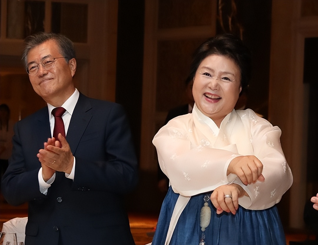 文在寅夫人奢侈品,韩国文在寅夫人42套大衣图片