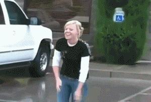 特斯拉突然失控撞歪电线杆,特斯拉瞬间失控事件