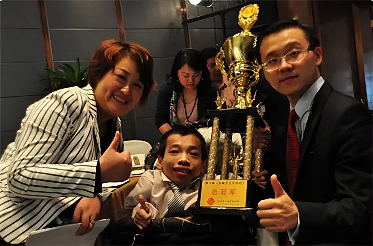 案例：袖珍总裁李创利：身高不到1米，赚3亿娶1.7米女秘书