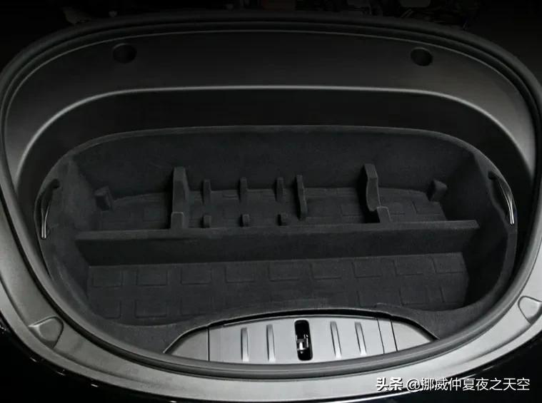 在挪威严冬12月开2021年上海出产的特斯拉YPerformance全轮驱动版