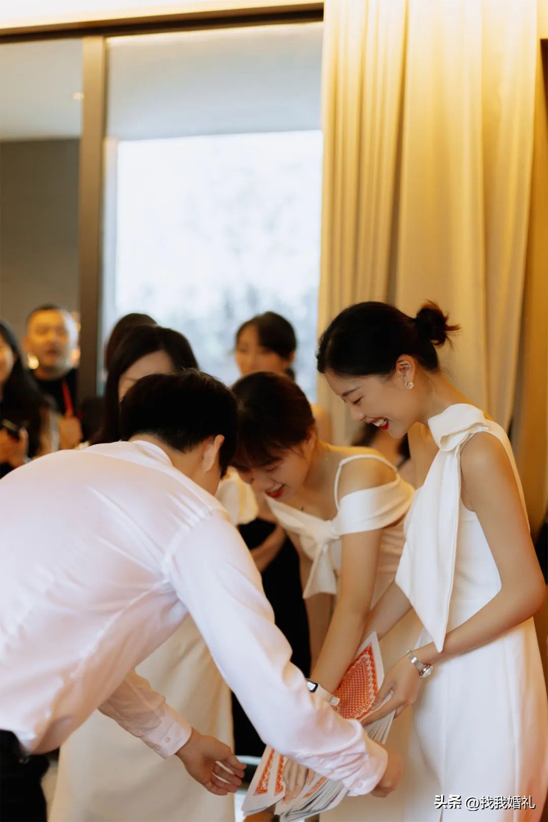 婚礼现场新人发红包怎么发,婚礼发红包要看时间吗