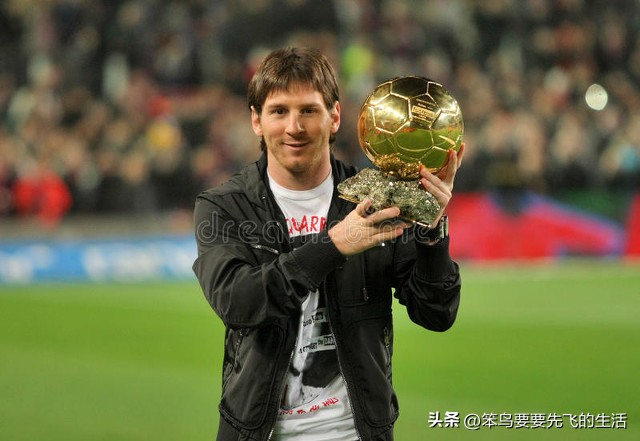 从悲惨童年到足球巨星的故事,从出生到长大的感人过程