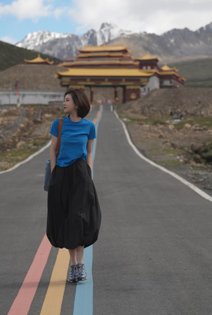 夏天穿蓝色一直很显白,夏天穿蓝色系穿搭