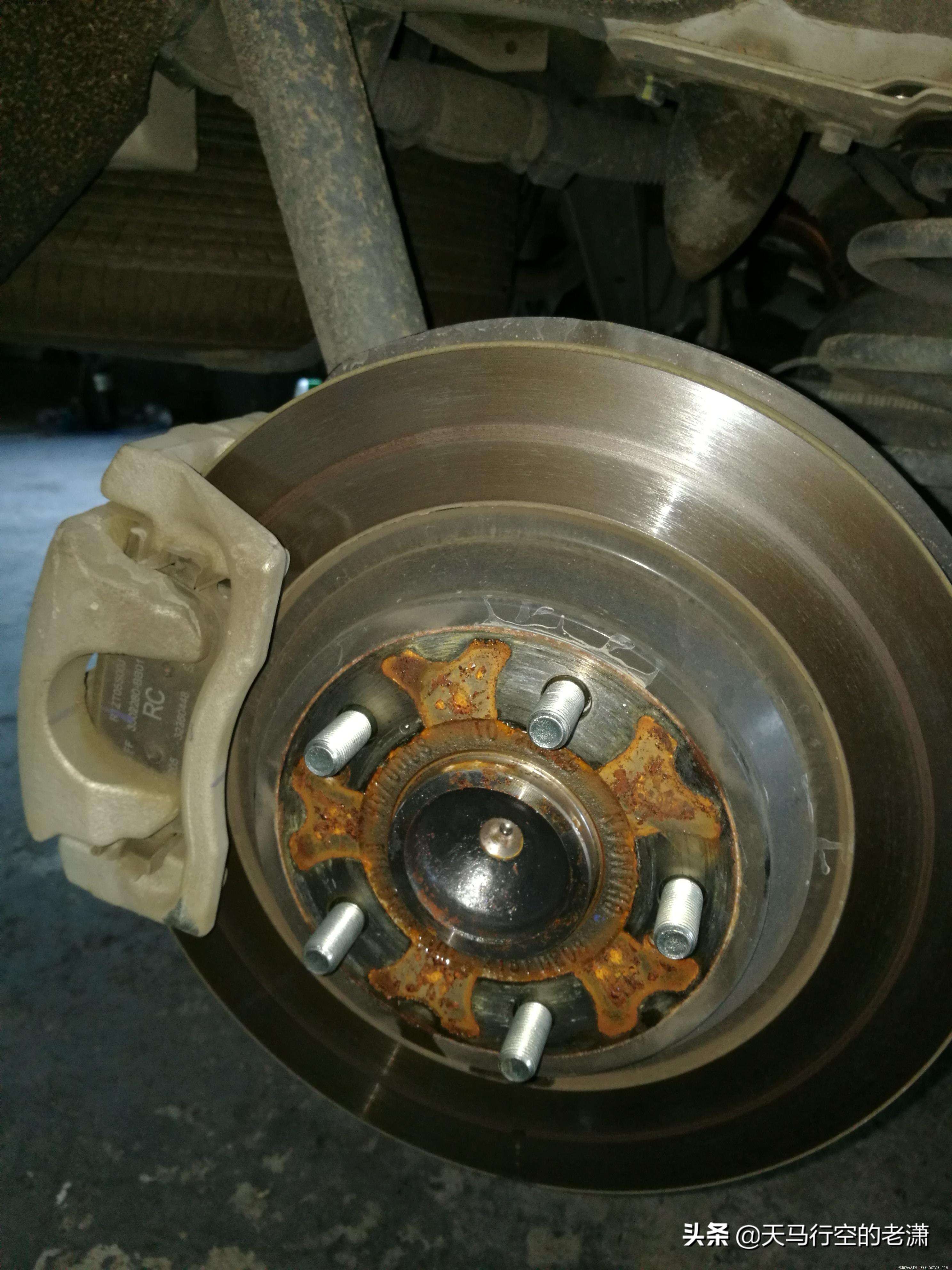 汽车溜车为了不撞到怎么操作,汽车溜车最快解决办法