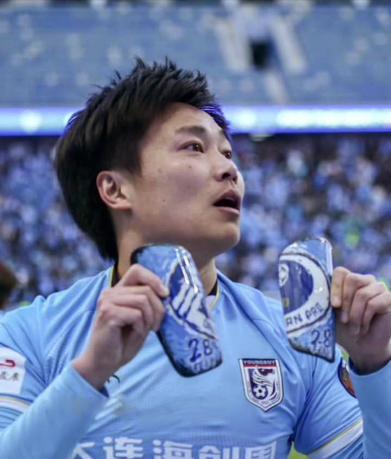 大连英博2连胜,大连英博费煜护腿板效果图