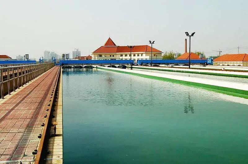 下水管漏水流到邻居家要赔偿吗,自来水管漏水跑水算谁的责任