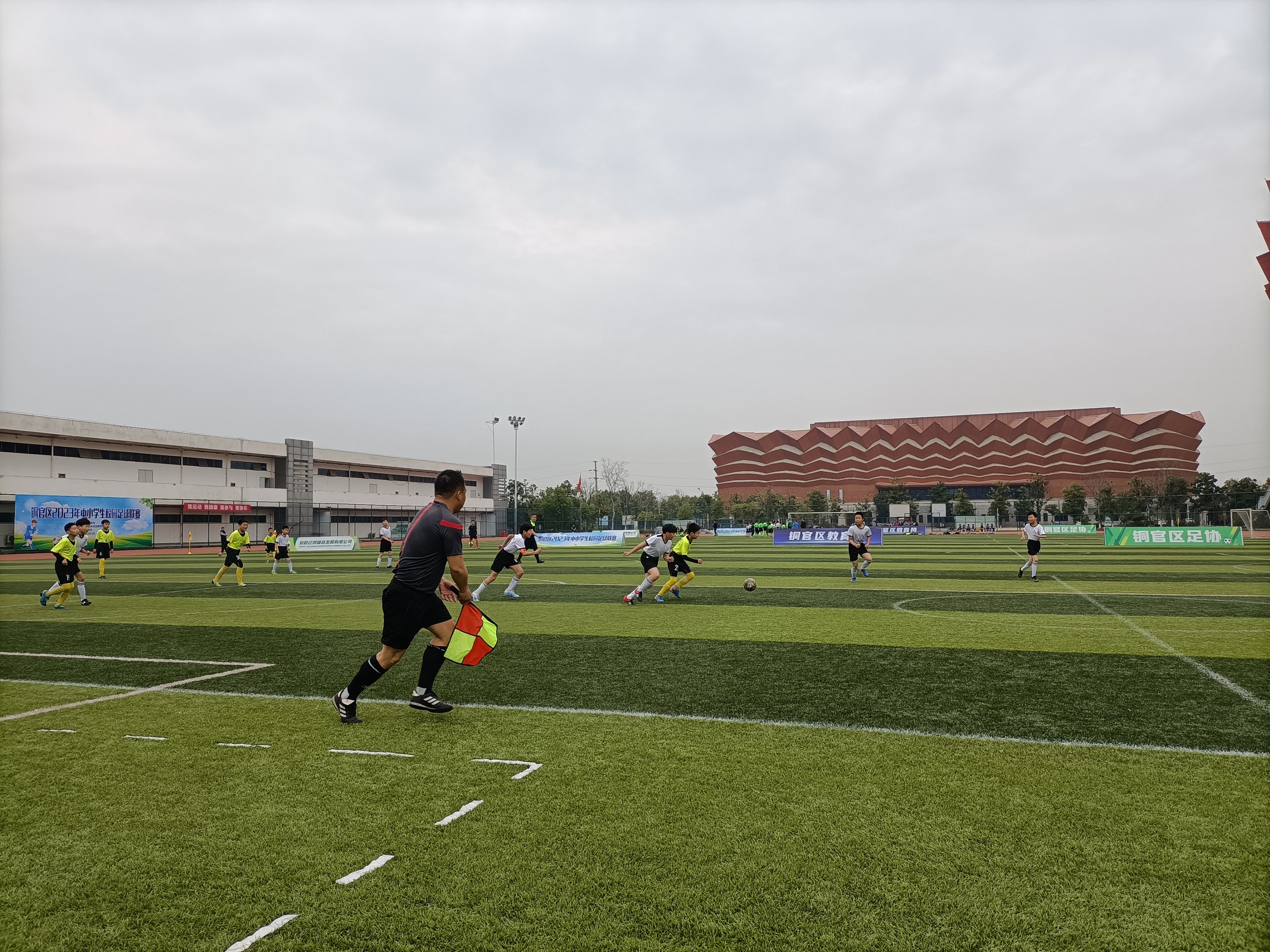 学校足球联赛捷报,小学足球联赛获得双冠