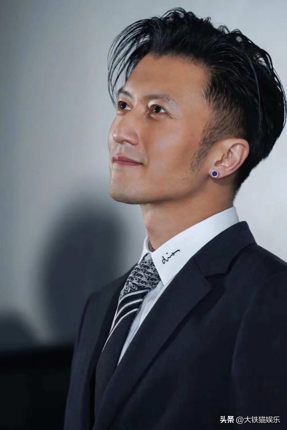 长得显老有多吃亏？这4对明星，年龄不相上下，看脸却像差了辈分