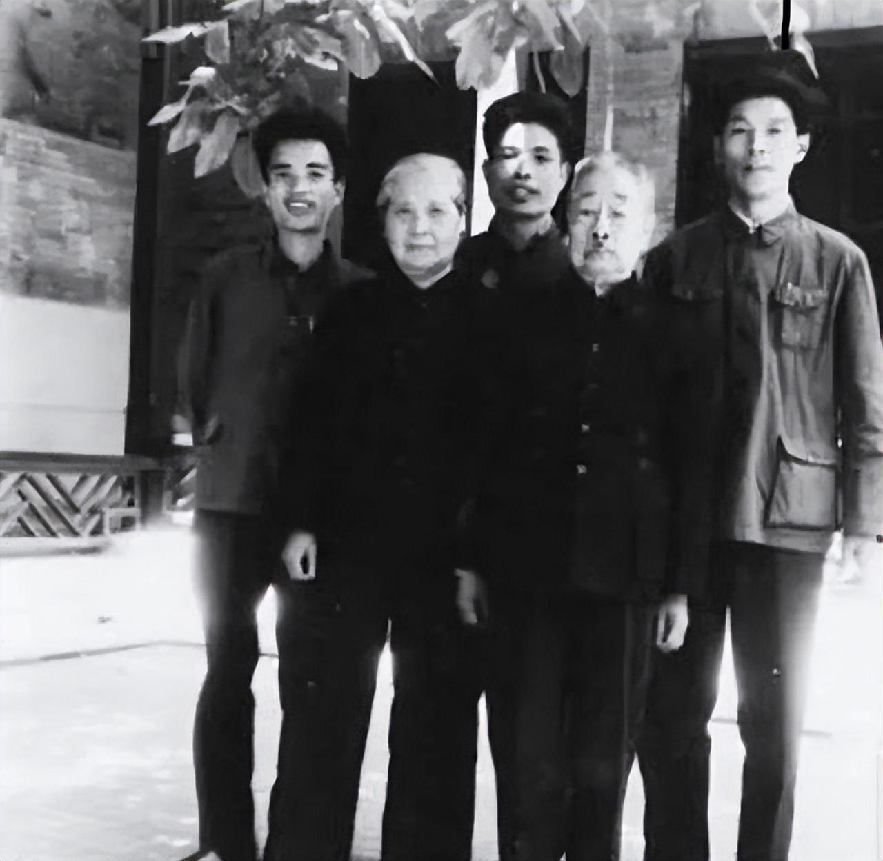 鲁迅闰土逝世时间图片,鲁迅儿时玩伴闰土的后人现在咋样