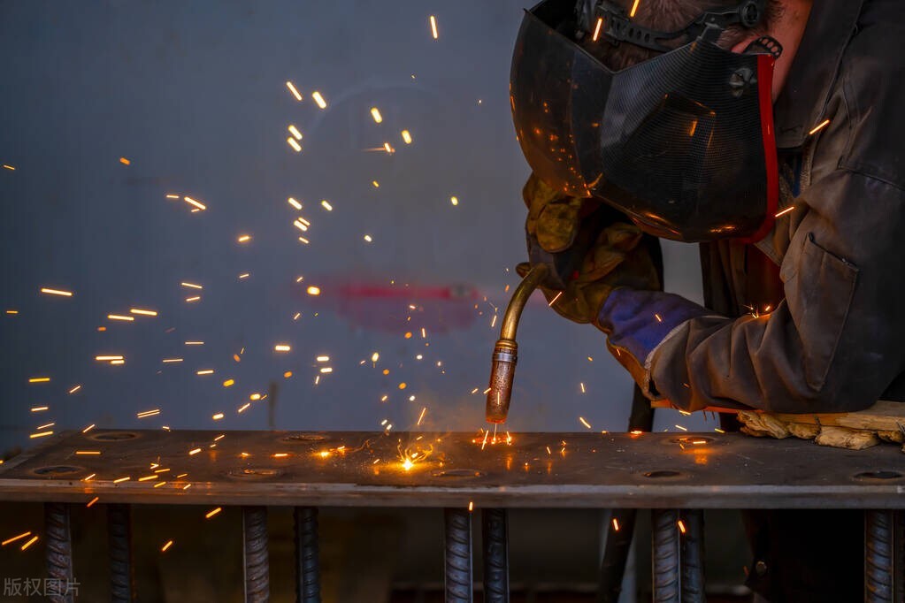 电焊工作一个月能挣多少钱,自己做电焊一个月能挣多少钱