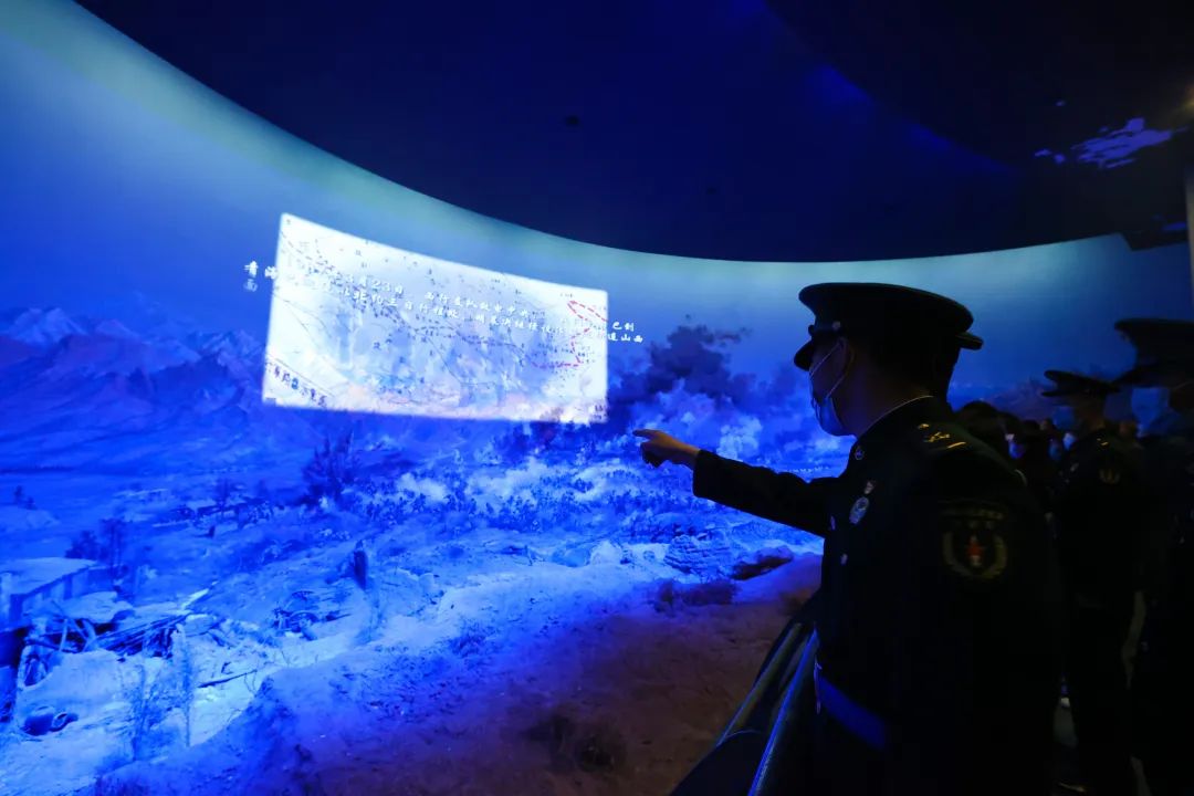 解放军清明缅怀红军先烈活动,清明祭奠革命先烈解放军鸣枪