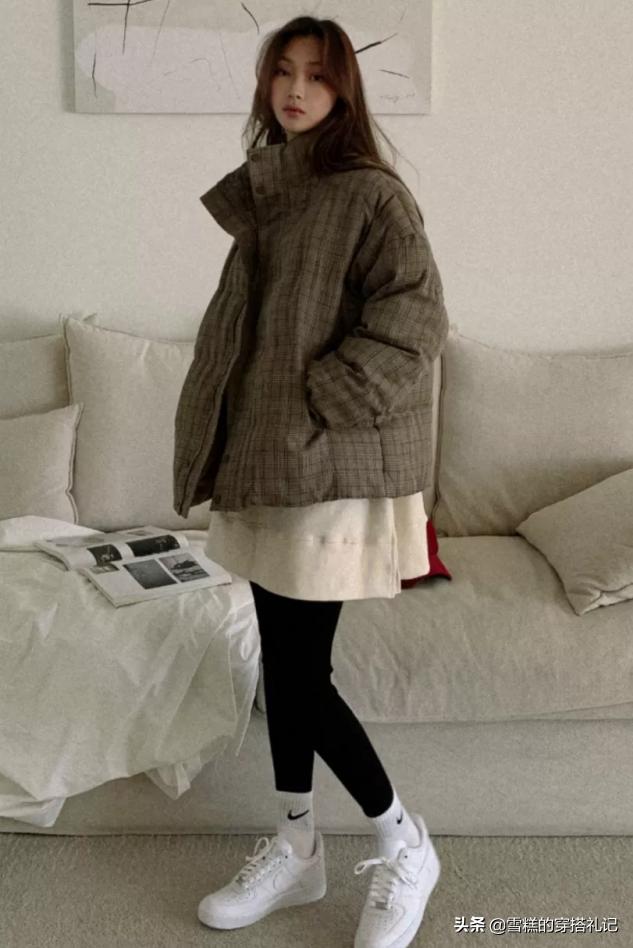 今年冬天流行阔腿裤还是鲨鱼裤,阔腿裤过时了现在流行时髦喇叭裤