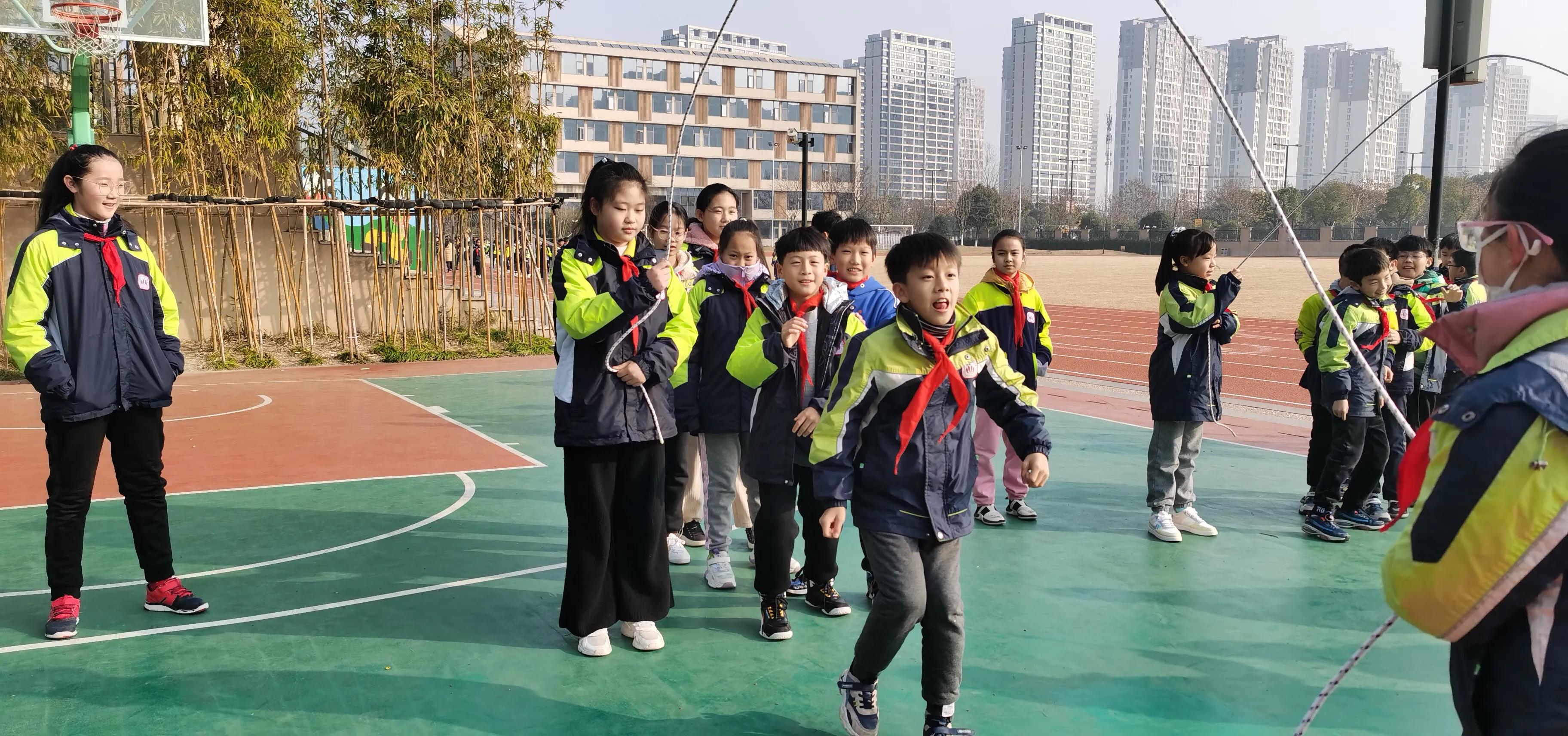 大绳还有什么玩法,大绳里面跳小绳的教学