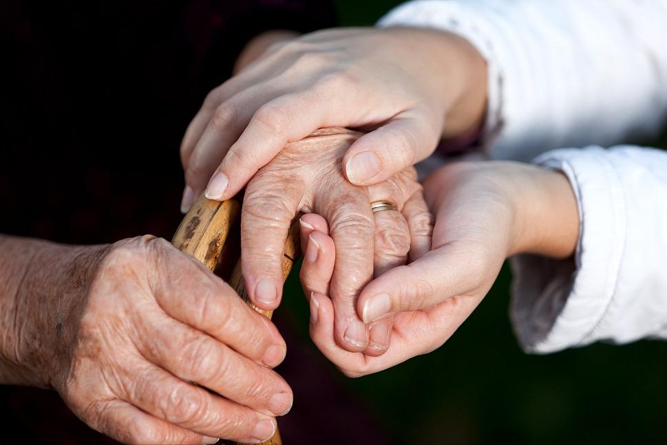 64岁老人北漂11年，掏马桶、摆地摊、做保洁，攒300万为儿买婚房