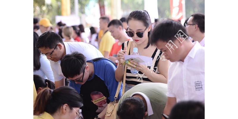 离婚十年，60岁的她拎一包东西上门：东西收下，我照顾你有仨条件