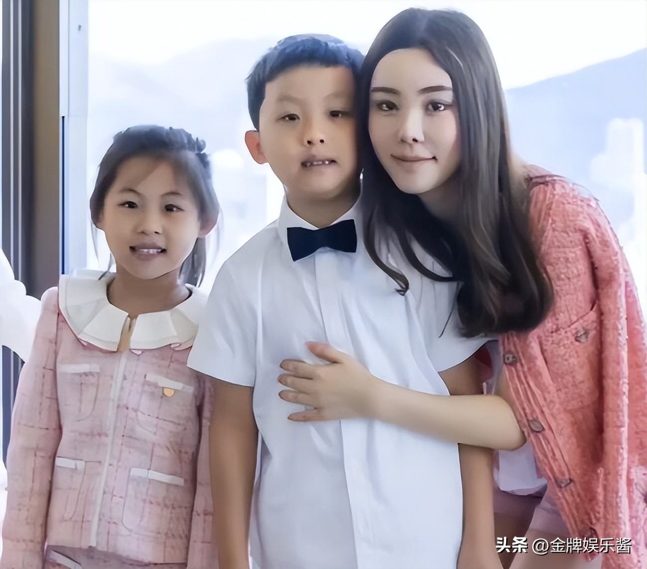 蔡天凤嫁入谭家后突然暴富:买大量的同款包,疑似帮夫家洗钱