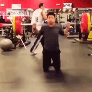 健身教练辅助女学员深蹲,辅助深蹲150kg女学员