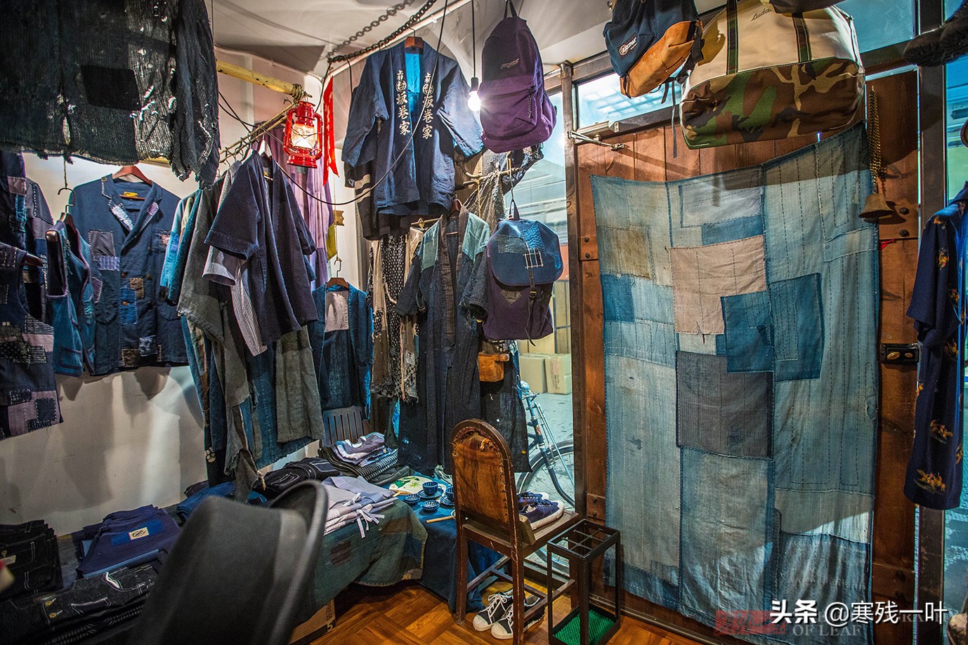 在香港，用上百年旧布料做的衣服，像垃圾堆捡的却卖着3000元高价