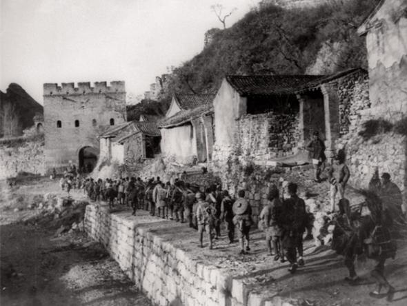 1949年,解放军一师长去北京饭店谈公务,往柜台一看:那是个特务