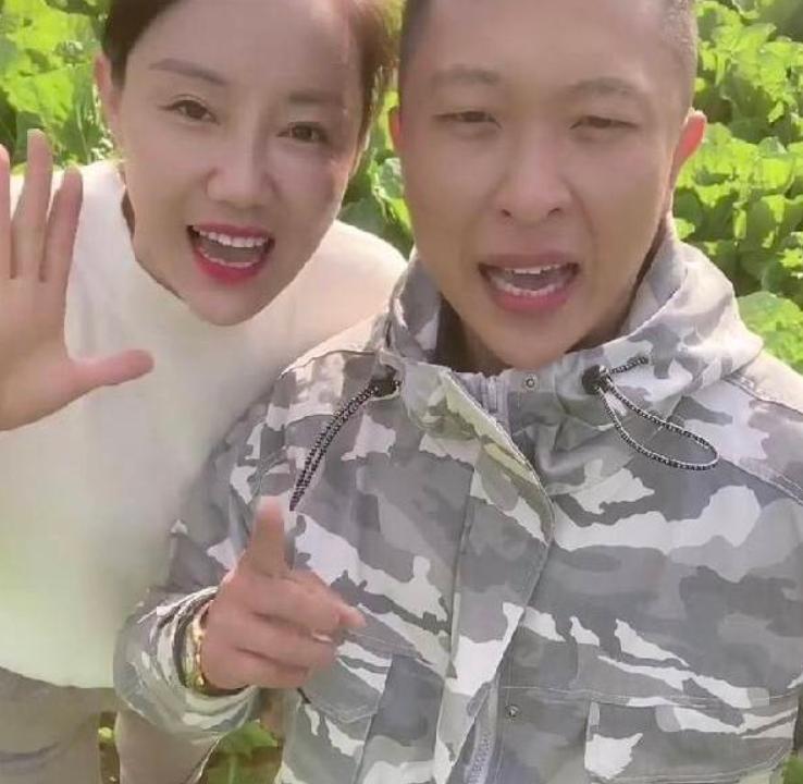 80后山东夫妻，放弃5万月薪，回村种菜，一天卖了120万，凭啥？