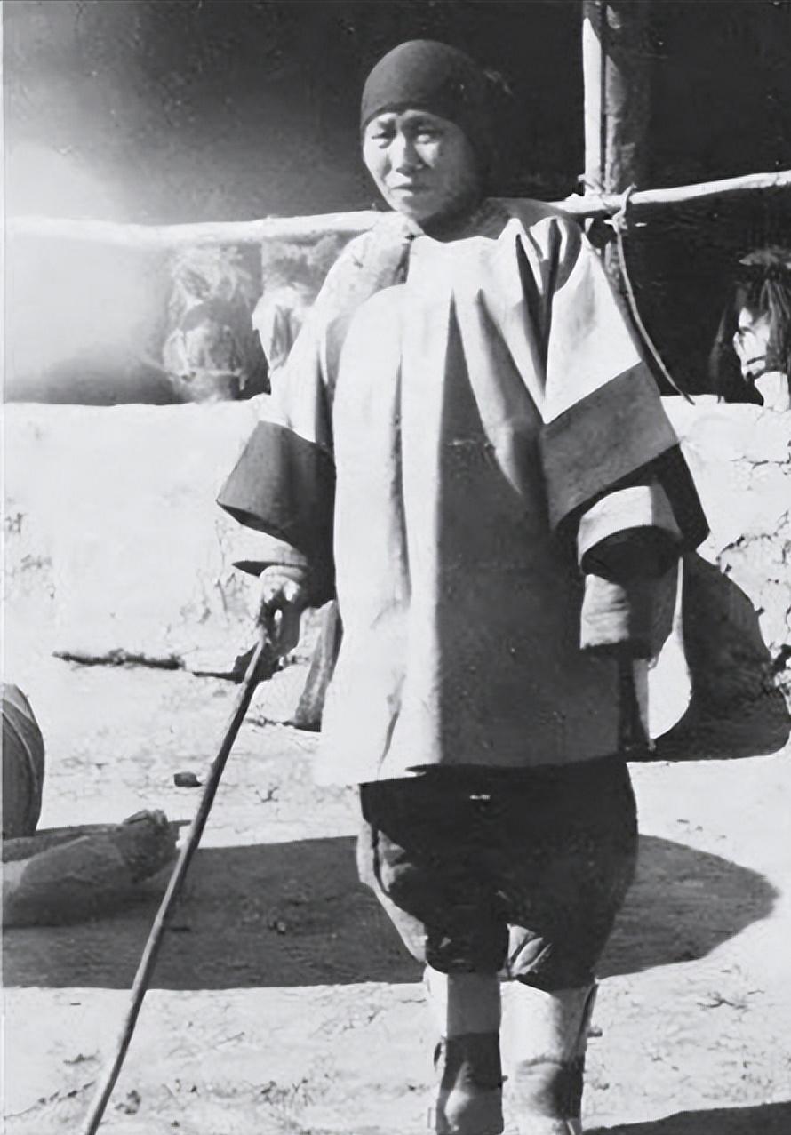 日军当着国军的面杀俘虏,日军侵华兽行