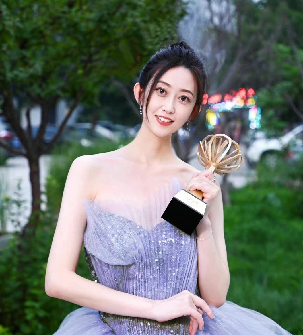 富婆为圆明星梦出资找小鲜肉演情侣？开机时男主一脸“生无可恋”