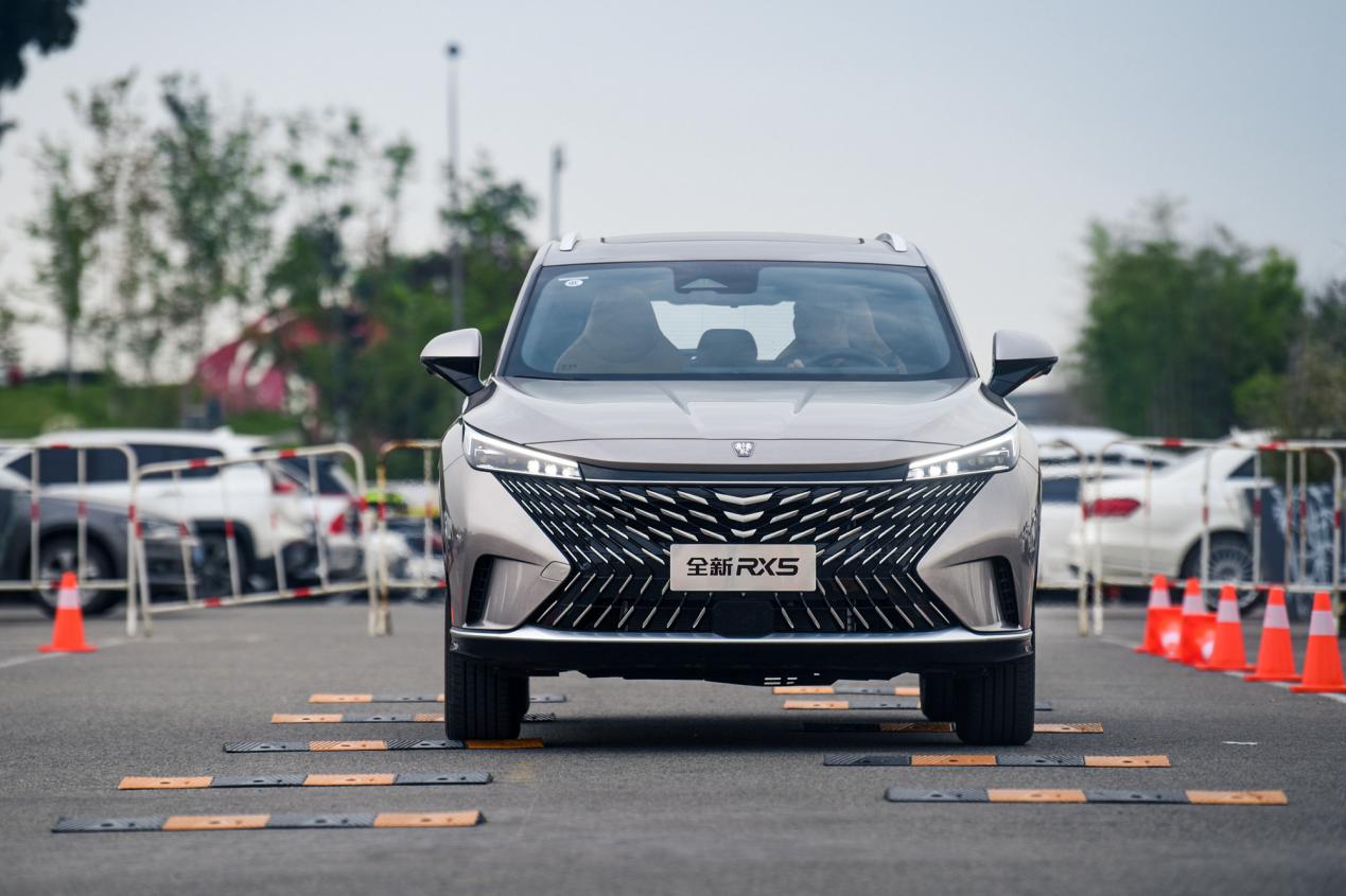 荣威rx5全细节场地测试,荣威rx5battle试驾视频