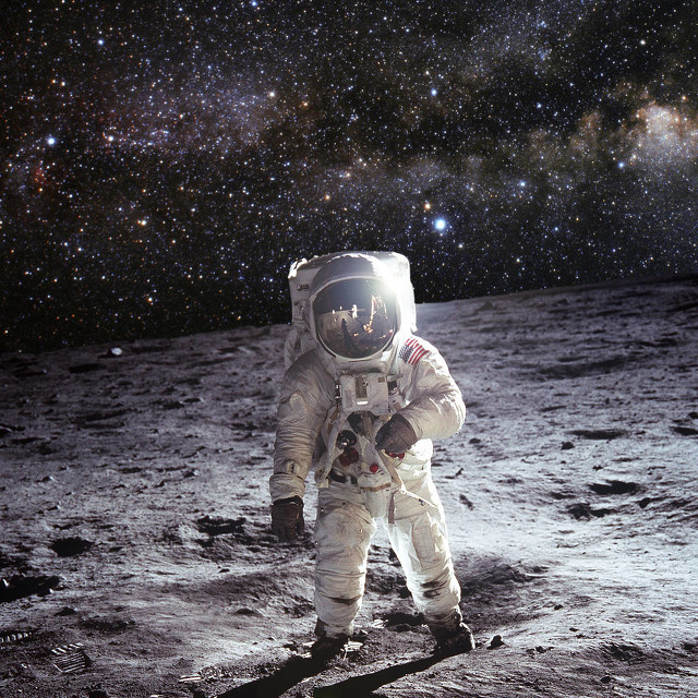 美国首次登上月球，是人类航空事业的巨大进步还是一场政治作秀?