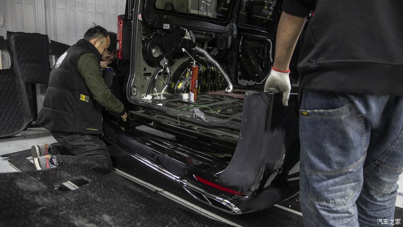 银色奔驰威霆改迈巴赫双拼色,威霆国六内饰改成迈巴赫款式