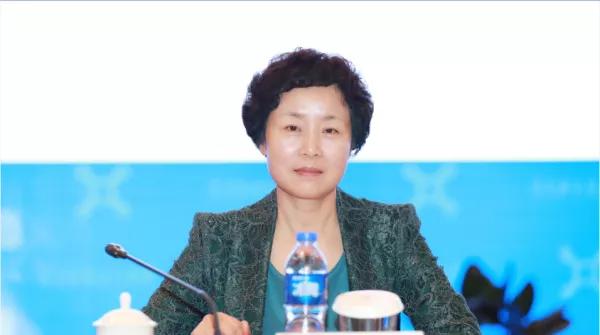 女正厅获刑：藏了一柜子爱马仕丝巾，最大快乐是对镜欣赏自己