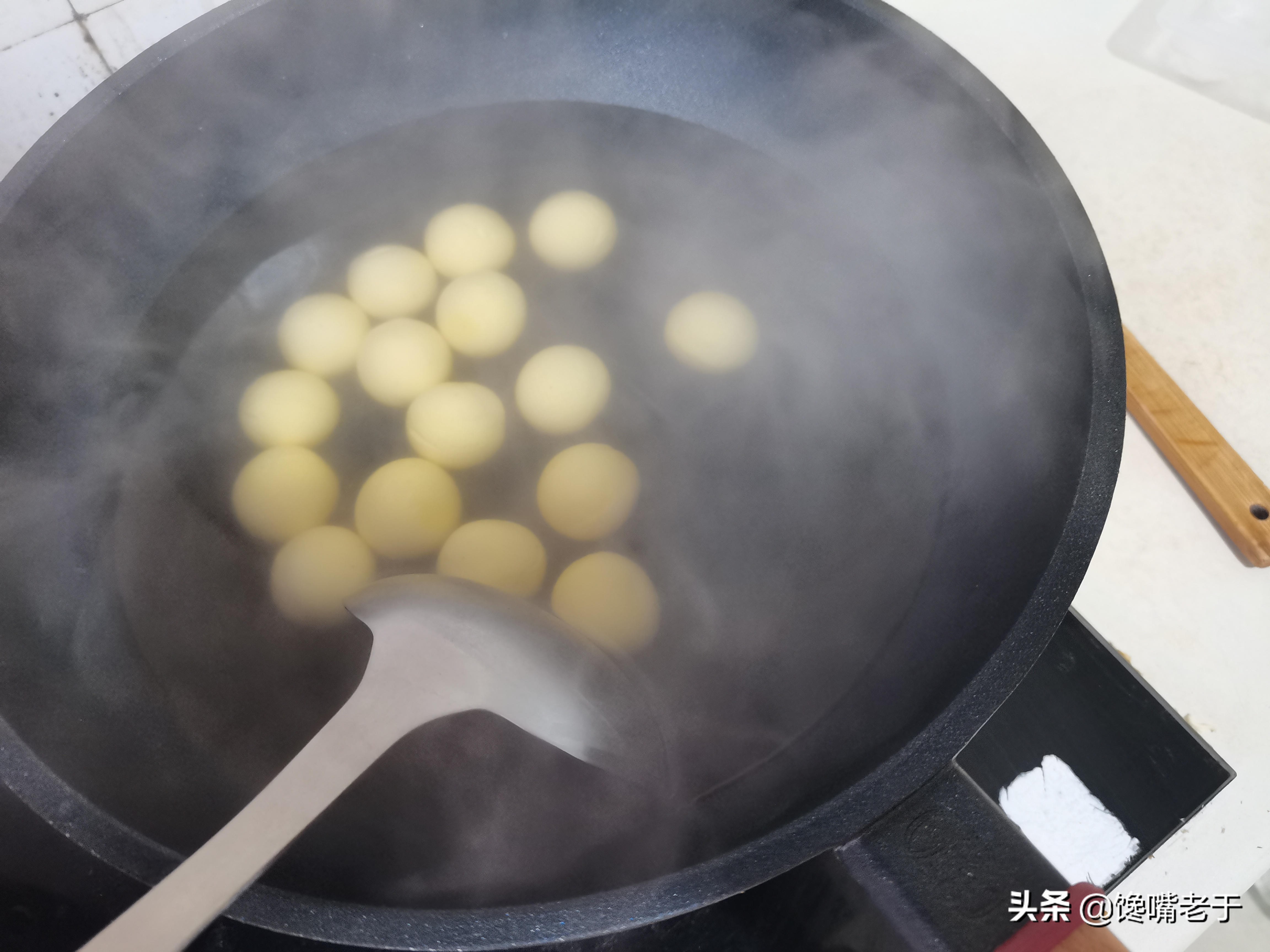 煮汤圆是冷水下锅还是用热水下锅,煮汤圆要放糖吗正确做法