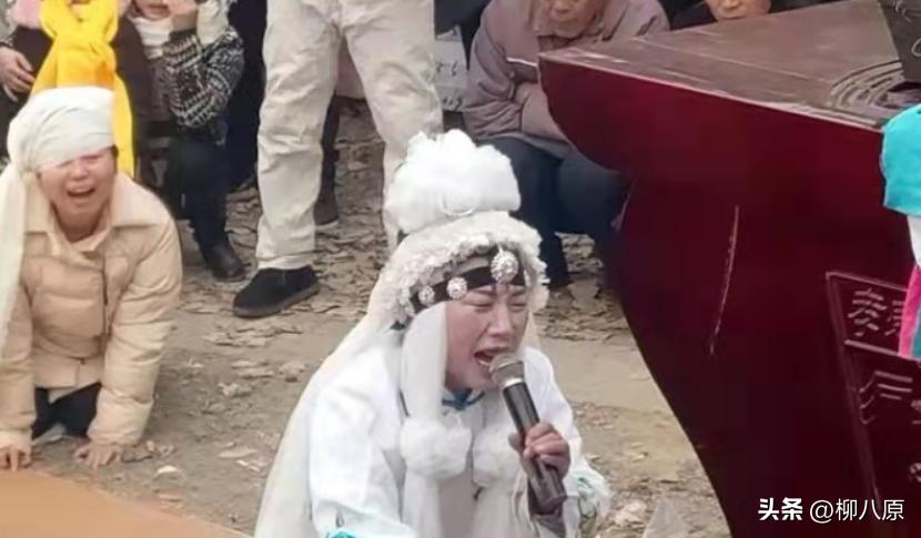 女子哭丧一天收入过千,河南女子专靠哭丧挣钱现场视频