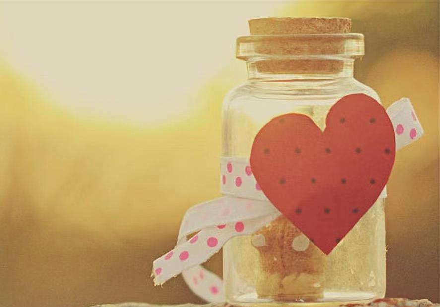 男人把你放心上了，这些下意识的“小动作”，能看出他特别爱你