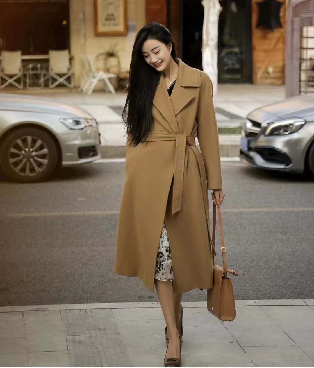 驼色大衣打底配什么颜色显高级,怎样选驼色大衣高级