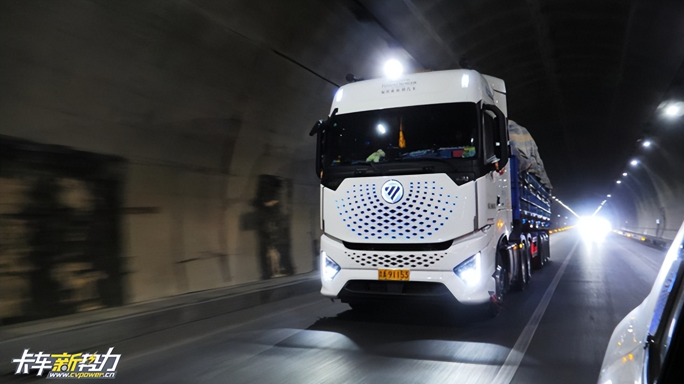 冲击青藏高原保障物资运送660大马力银河实力征战最美公路