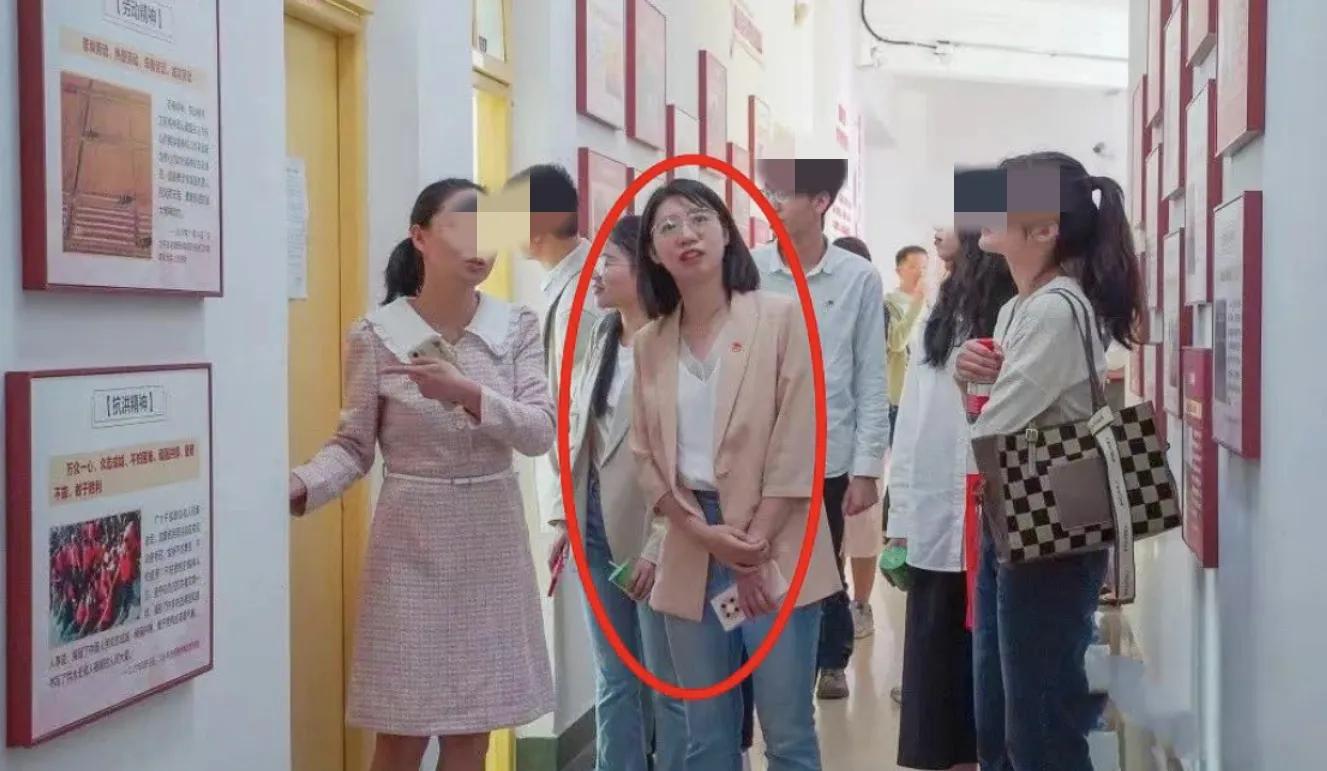 张女士圆脸可爱漂亮身材好,难怪卓处长把持不住,学生又曝新料